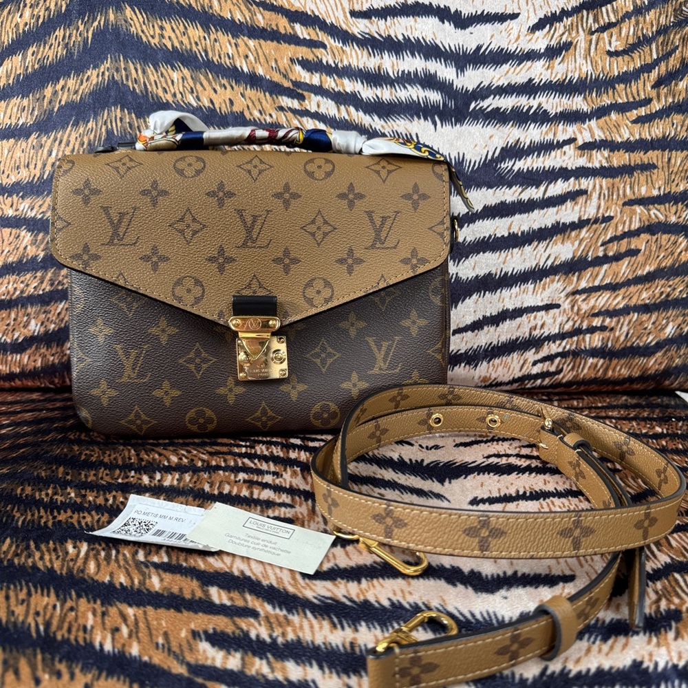 Louis Vuitton Pochette Métis Monogram Reverse with Strap & COA